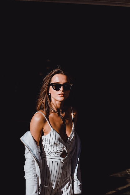 Retrato de mulher de beleza na rua, retrato ao ar livre, modelo de moda