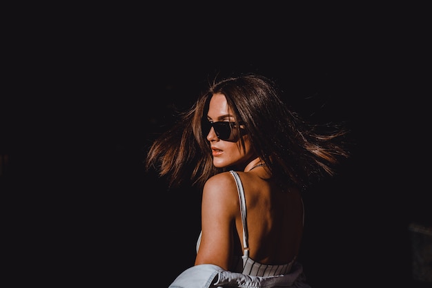 Retrato de mulher de beleza na rua, retrato ao ar livre, modelo de moda