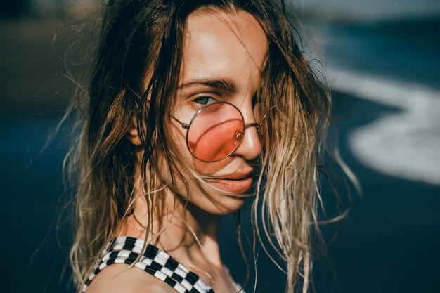 Retrato de mulher de beleza na rua, retrato ao ar livre, modelo de moda