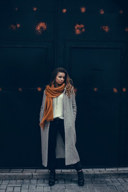 Retrato de mulher de beleza na rua, retrato ao ar livre, modelo de moda