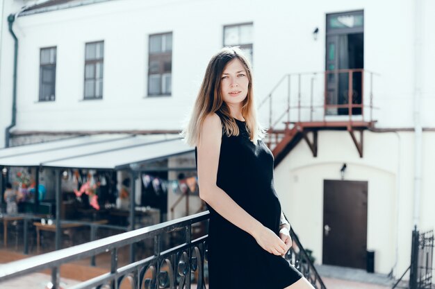 Retrato de mulher de beleza na rua, retrato ao ar livre, modelo de moda