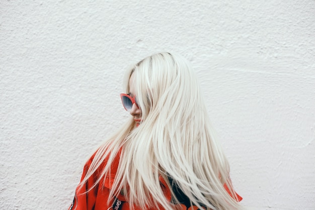 Foto grátis retrato de mulher de beleza na rua, retrato ao ar livre, modelo de moda