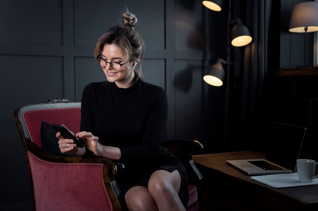 Retrato de mulher de negócios adulto com óculos no escritório