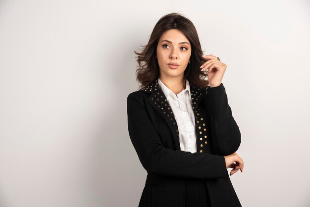 Retrato de mulher de negócios confiante posando em branco.