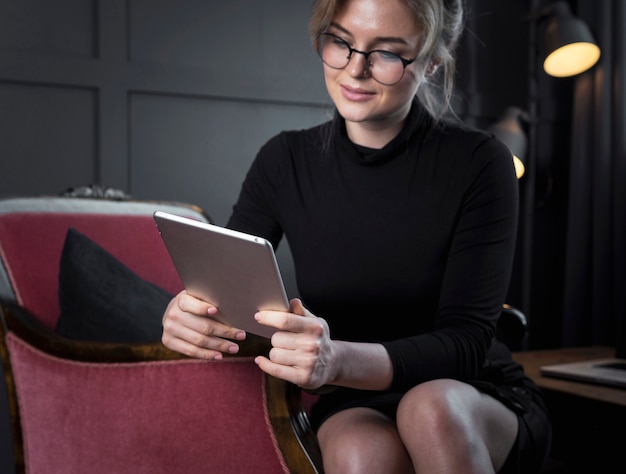 Retrato de mulher de negócios confiante segurando um tablet