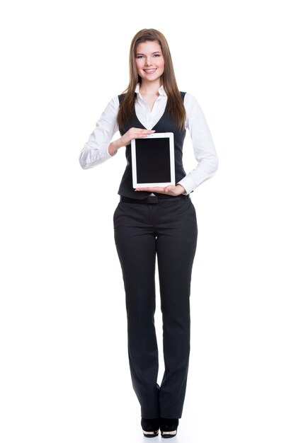 Retrato de mulher de negócios feliz jovem bonita segurando o tablet com tela em branco de comprimento total - isolado no branco.