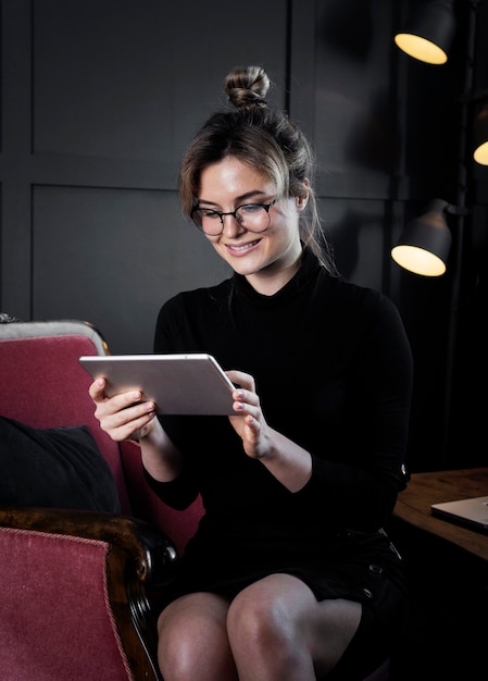 Foto grátis retrato de mulher de negócios inteligente, navegando em um tablet