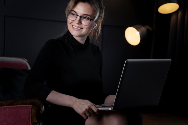 Foto grátis retrato de mulher de negócios inteligente, olhando para longe