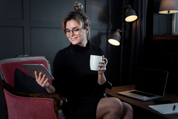 Retrato de mulher de negócios inteligente, segurando uma xícara