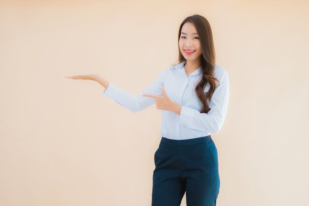 Retrato de mulher de negócios jovem asiática linda
