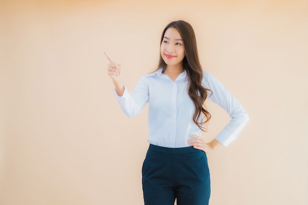 Retrato de mulher de negócios jovem asiática linda