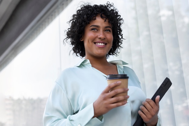 Foto grátis retrato de mulher de negócios sorridente de vista lateral