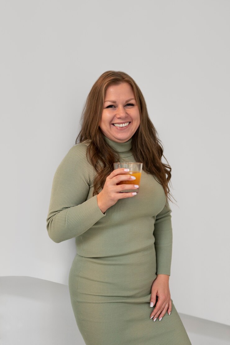 Foto grátis retrato de mulher de tamanho grande desfrutando de uma bebida em um restaurante
