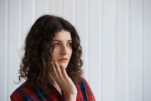 Retrato de mulher decepcionada em estúdio