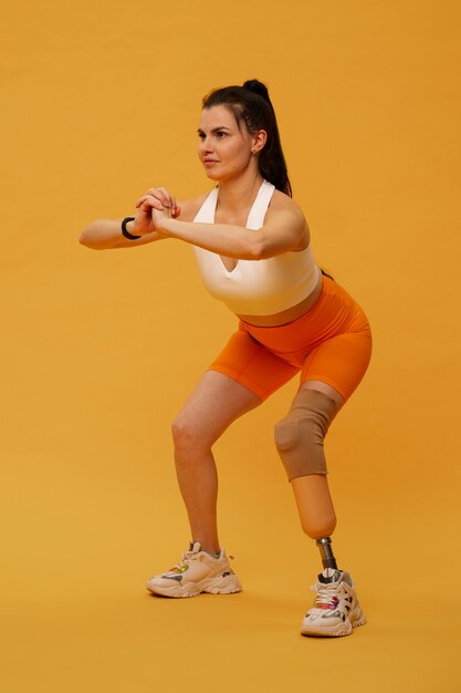 Retrato de mulher deficiente ativa com perna protética