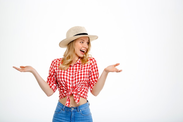 Retrato de mulher do país sorrindo em branco.