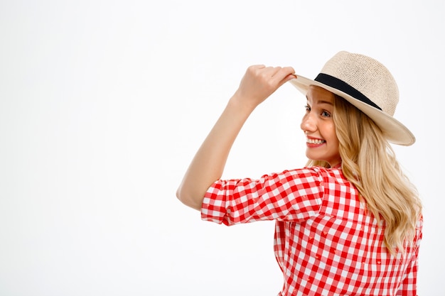 Foto grátis retrato de mulher do país sorrindo em branco.