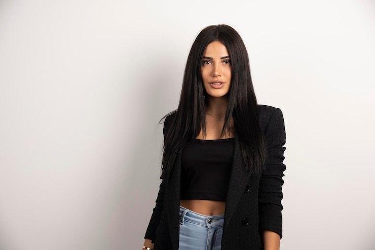 Foto grátis retrato de mulher elegante, de pé sobre fundo branco. foto de alta qualidade