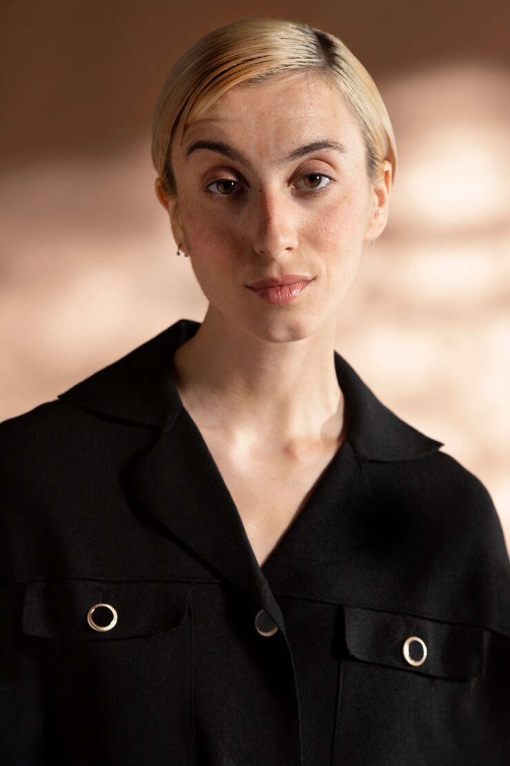 Foto grátis retrato de mulher elegante posando com uma roupa da moda