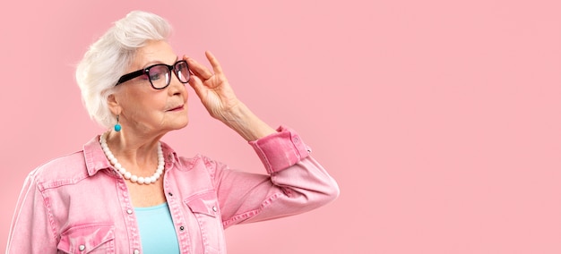 Foto grátis retrato de mulher elegante sênior em rosa