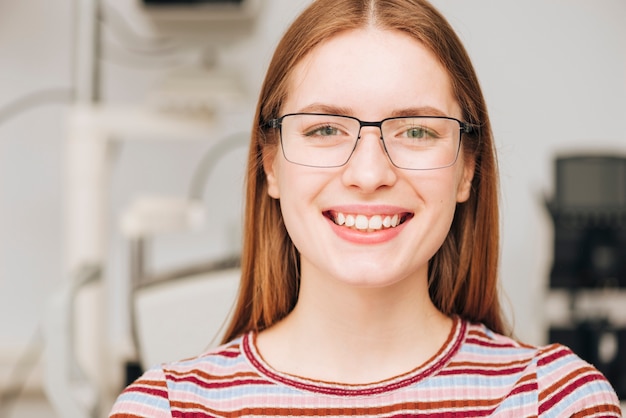 Foto grátis retrato, de, mulher, em, optometrist