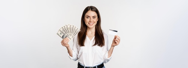 Retrato de mulher em pé com dinheiro e conceito de cartão de crédito de microcrédito de dinheiro e empréstimos em pé