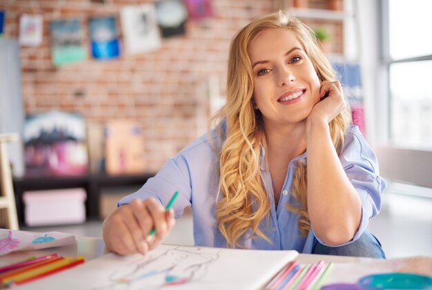 Retrato de mulher em sua oficina