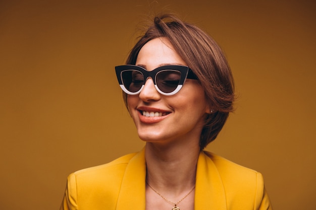 Foto grátis retrato, de, mulher, em, terno amarelo, isolado