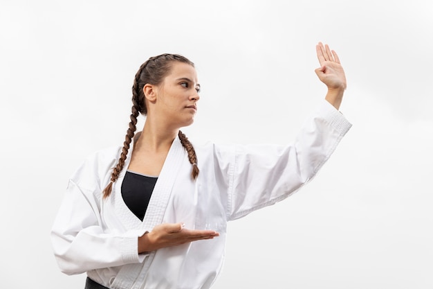 Retrato de mulher em traje de artes marciais