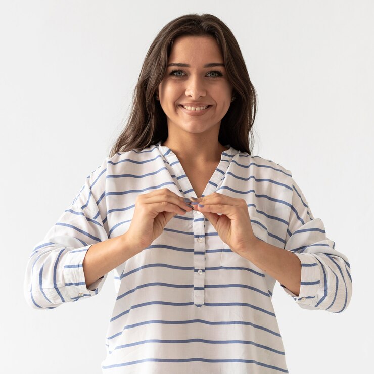 Foto grátis retrato de mulher ensinando língua de sinais