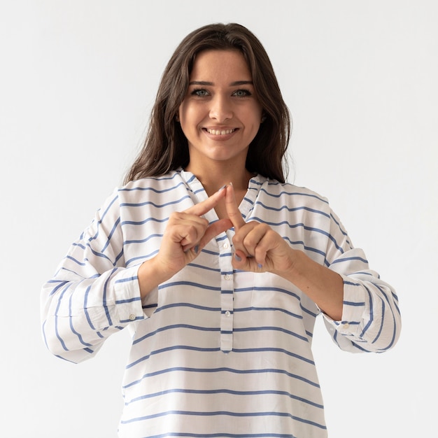 Foto grátis retrato de mulher ensinando língua de sinais