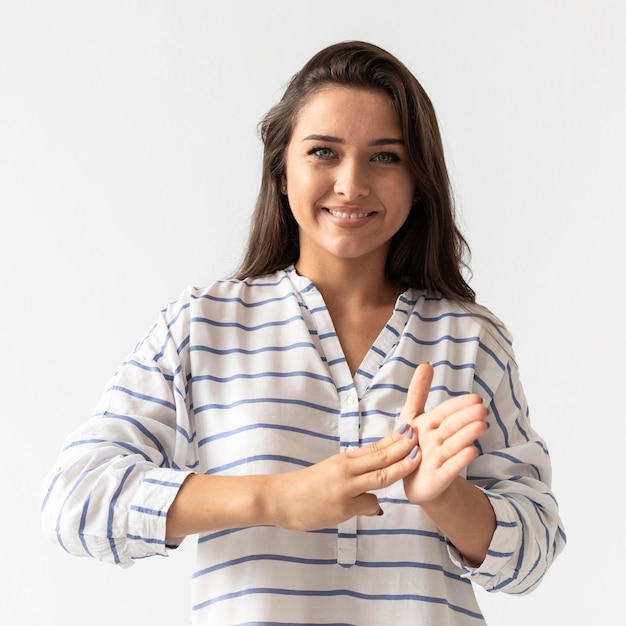 Foto grátis retrato de mulher ensinando língua de sinais