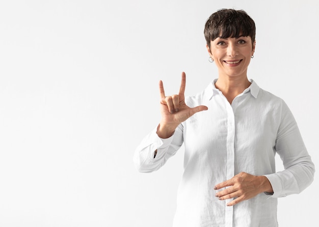 Foto grátis retrato de mulher ensinando língua de sinais