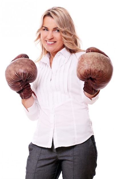 Retrato de mulher envelhecida feliz com luvas de boxe