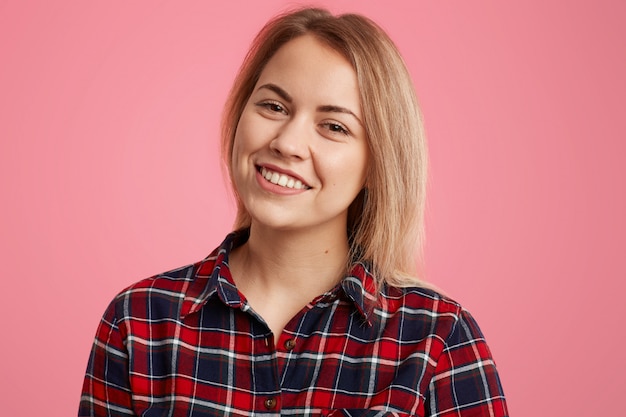 Retrato de mulher europeia feliz com sorriso positivo no rosto