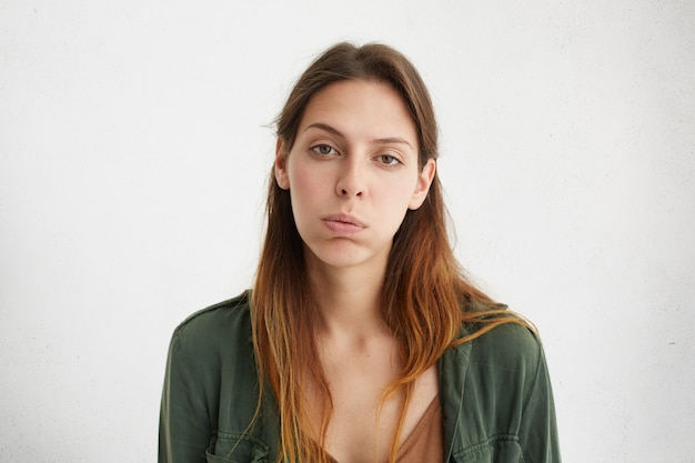 Foto grátis retrato de mulher exausta e entediada parecendo com sono