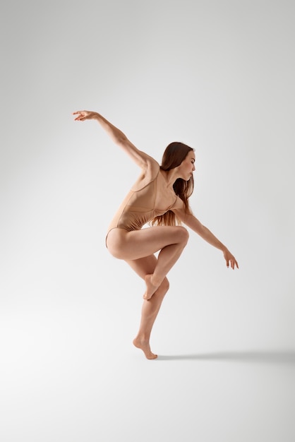 Retrato de mulher expressando artisticamente a linguagem corporal