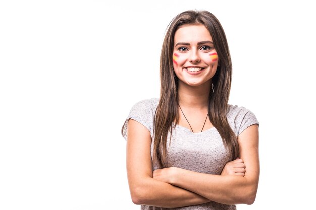 Retrato de mulher fã de futebol da Espanha apoiar a seleção nacional de Espanha em fundo branco. Conceito de fãs de futebol.