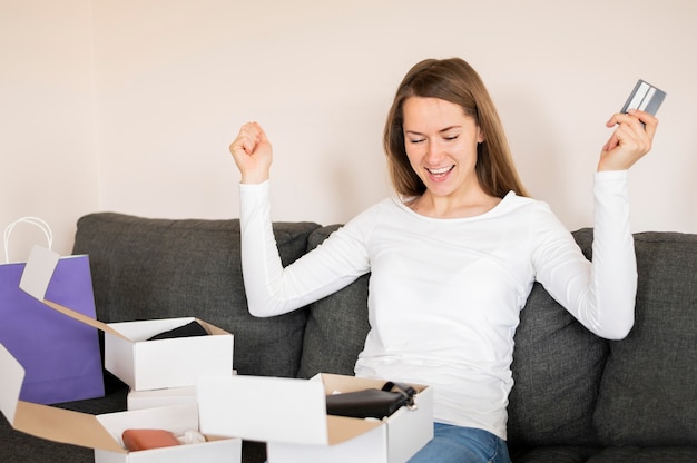 Retrato de mulher feliz com os produtos encomendados