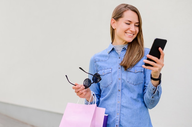 Foto grátis retrato de mulher feliz, compras on-line