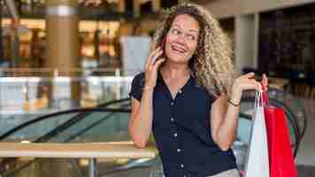 Foto grátis retrato de mulher feliz depois de fazer compras