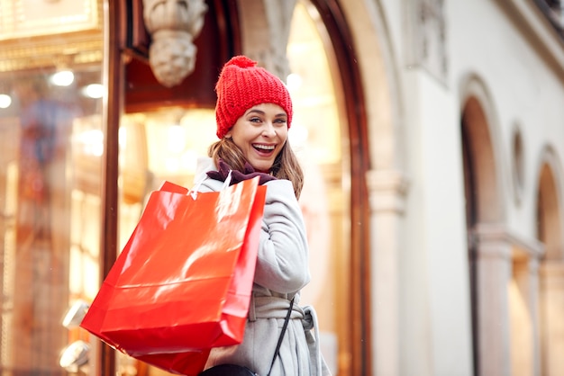 Retrato de mulher feliz durante as compras de inverno