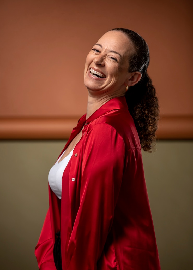 Foto grátis retrato de mulher feliz em plano médio