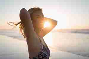 Foto grátis retrato de mulher feliz na praia