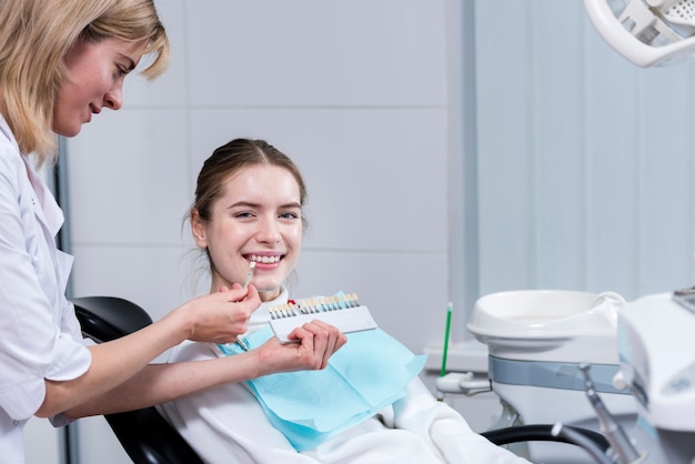 Retrato de mulher feliz no dentista