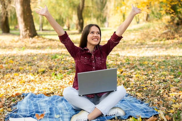 Foto grátis retrato de mulher feliz no parque