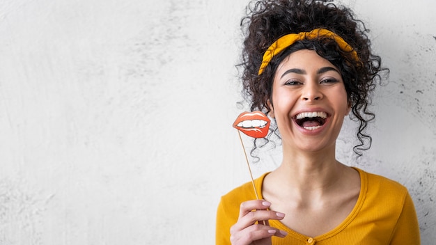 Retrato de mulher feliz rindo com espaço de cópia e boca