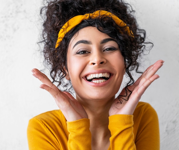 Foto grátis retrato de mulher feliz rindo