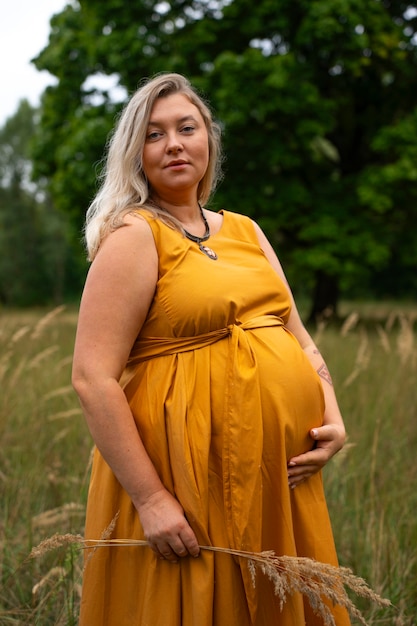 Foto grátis retrato de mulher grávida de tamanho maior