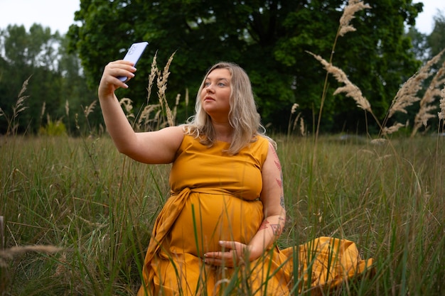 Foto grátis retrato de mulher grávida de tamanho maior